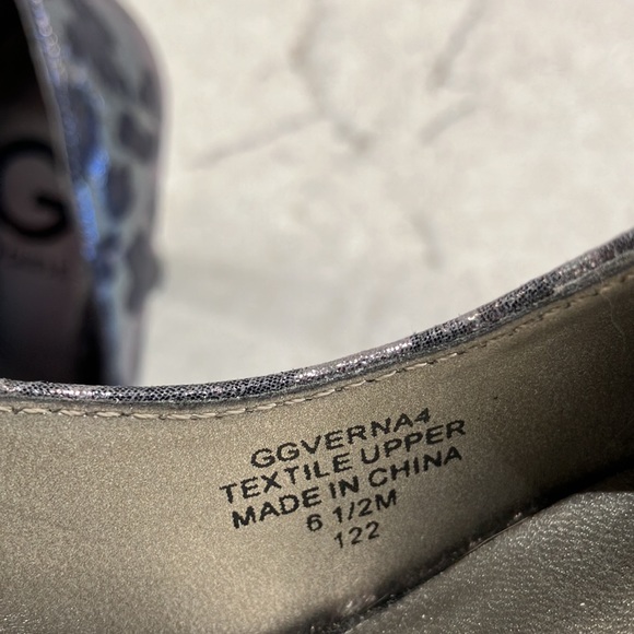 Guess 5” platform pumps in metallic leopard print - Picture 5 of 6